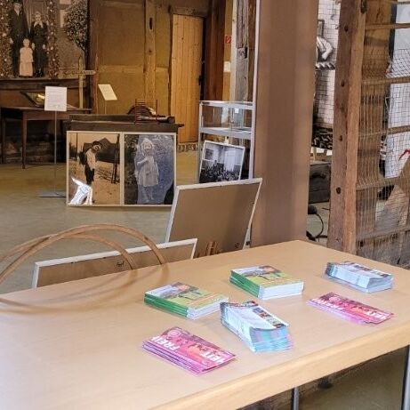 Der Tuppenhof in Kaarst zeigt eine einladende Ausstellung mit Informationsmaterial auf einem Holztablett.