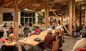 Sehr gut besucht war die Lesung in der Scheune des Tuppenhofs. Foto: Copyright by Klaus Stevens Kaarst