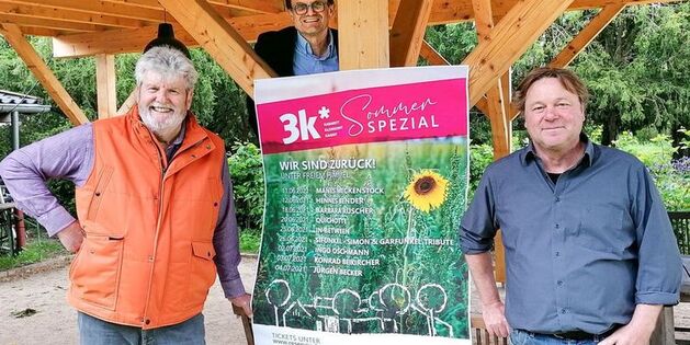 Dieser noch namenlose Hahn ist der neue „Boss“ auf dem Tuppenhof. Ausgebrütet wurde er per Inkubator von einem fünfjährigen Jungen.