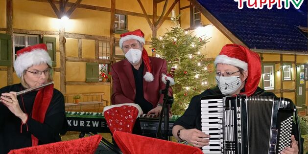 Mark Koll & Friends spielen Weihnachtslieder zum Mitsingen und wir Tuppies erinnern uns an die Adventsmärkte 2018 und 2019.