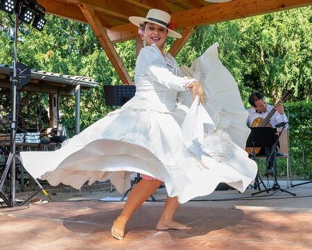 Kathy Molina / Tanz; Juan Carlos Navarro / Gitarre & Moderation; Foto: Copyright by Klaus Stevens Kaarst