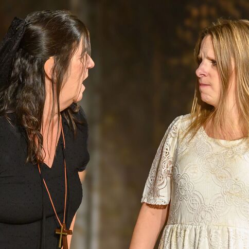 Zwei Frauen stehen in intensiver Diskussion auf der Bühne des Tuppenhofs in Kaarst.