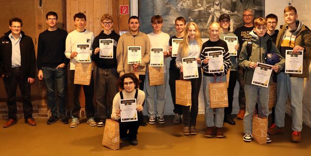 Eine Gruppe Jugendlicher posiert stolz mit Zertifikaten im Tuppenhof in Kaarst für ein Foto.
