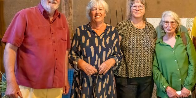 v.l.: Jürgen Rau (Geschäftsführer des Tuppenhofs), Dagmar Träger (Kulturausschuss-Vorsitzende), Dr. Britta Spies (Kuratorin), Margarete Schopen-Richter (Künstlerin und Autorin); Foto: (c) Klaus Stevens