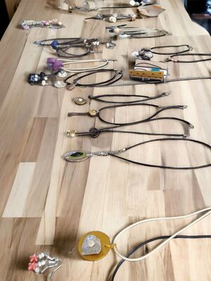 Neuer-Schmuck aus alten Sachen Upcycling  (Eltern-Kind-Aktion für Grundschulkinder) auf dem Tuppenhof; Foto: Michaela Kura