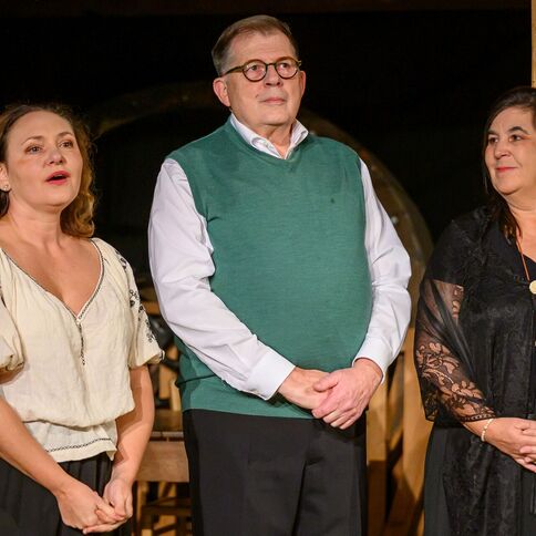 Drei Personen präsentieren sich in traditioneller Kleidung bei einer Veranstaltung im Tuppenhof in Kaarst.