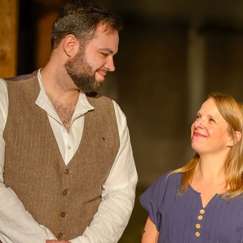 Ein Mann und eine Frau lächeln sich auf dem Tuppenhof in Kaarst herzlich an.