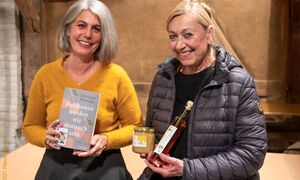 Austausch von Geschenken: Christiane Wünsche und Birgit Hannemann vom Tuppenhof  Foto: Copyright by Klaus Stevens Kaarst