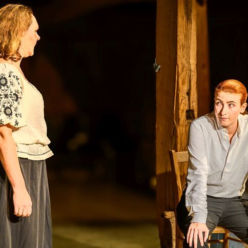 Zwei Personen sind in einem intensiven Gespräch auf der Bühne des Tuppenhofs in Kaarst vertieft.