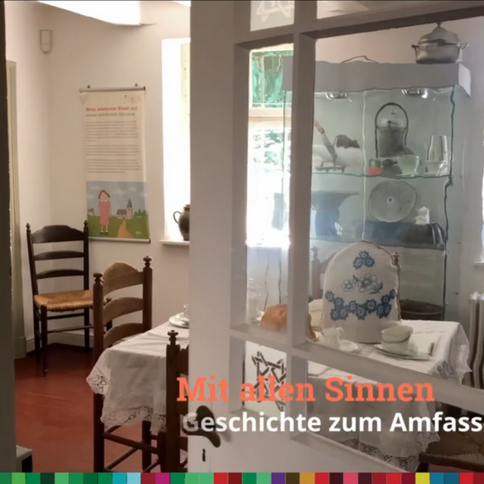 Ein einladender Blick ins Tuppenhof in Kaarst mit liebevoll gedecktem Tisch und nostalgischen Ausstellungsstücken.