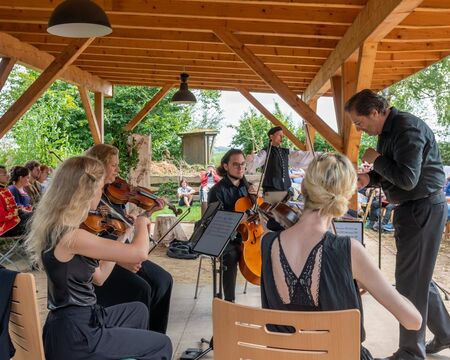 Das Orchester: Laura Knapp - 1. Violine Anna Straub - 2. Violine, Sonja Matakas - Viola Maksim Korobeynikov – Cello, Alexander Steinitz (Dirigat); Foto: (c) Klaus Stevens
