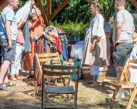 Fand großen Anklang: das Verkleiden mit alten Kostümen; Foto: (c) Klaus Stevens