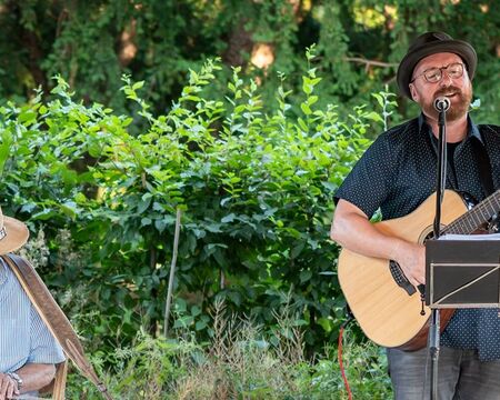 Die beiden erfahrenen Vollblutmusiker Professor Bottleneck (Dobro, Gesang, Harp) und Stefan Pelzer-Florack (Gitarre, Gesang) spielen sonst im Bluegrass-Quartett „Link in the Chain“; Foto: Copyright by Klaus Stevens Kaarst