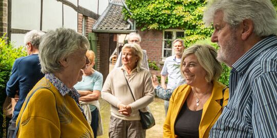 Die Bürgermeisterin Ursula Baum weihte im Beisein der stellvertretenden Vorsitzenden des Kulturausschusses der Stadt Kaarst, Dagmar Treger, die Gedenkstele ein; Foto: (c) Klaus Stevens