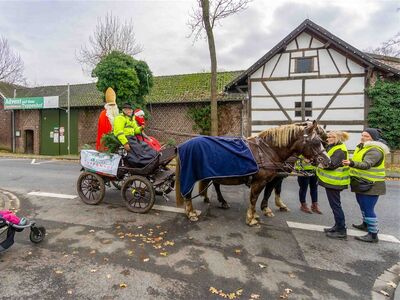 Der Nikolaus vom Tuppenhof kommt auf einer Kutsche zu den Vorster Kindern