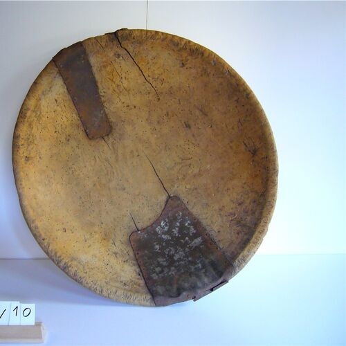 Die Risse in der großen Holzschale sind mit Blech geflickt, so konnte die Schale weiterverwendet werden. © Museum Tuppenhof