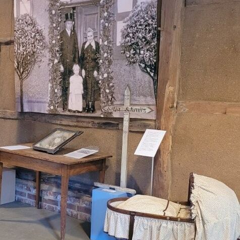 Im Tuppenhof in Kaarst sind historische Fotos und Möbelstücke ausgestellt, die die Vergangenheit lebendig machen.