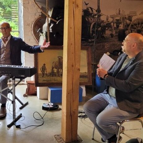 Ein Musiker unterhält das Publikum im Tuppenhof in Kaarst mit seiner Darbietung am Keyboard. | © Name