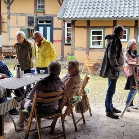 Gäste unterhalten sich im Tuppenhof, Kaarst, während sie an einem Tisch sitzen und Getränke genießen. | © Name