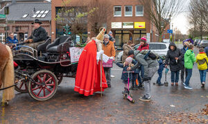 Der Nikolaus vom Tuppenhof kommt auf einer Kutsche zu den Vorster Kindern