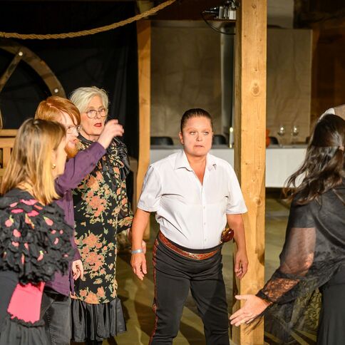 Eine Gruppe von Schauspielern führt im Tuppenhof in Kaarst eine dramatische Szene auf.