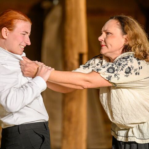 Zwei Personen stehen in einem dramatischen Moment im Tuppenhof in Kaarst einander gegenüber.