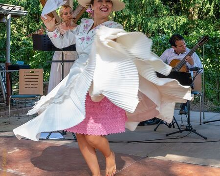 Musik und Tanz aus Peru; Kathy Molina / Tanz; Anette Maiburg / Flöte & Projektleitung; Juan Carlos Navarro / Gitarre & Moderation; Foto: Copyright by Klaus Stevens Kaarst