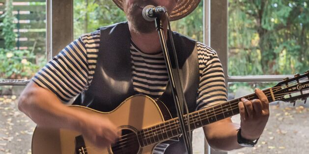 Stefan Strohhut singt und spielt mit Kindern