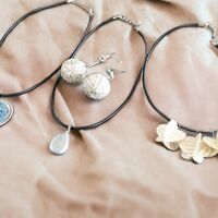 Neuer-Schmuck aus alten Sachen Upcycling  (Eltern-Kind-Aktion für Grundschulkinder) auf dem Tuppenhof; Foto: Michaela Kura