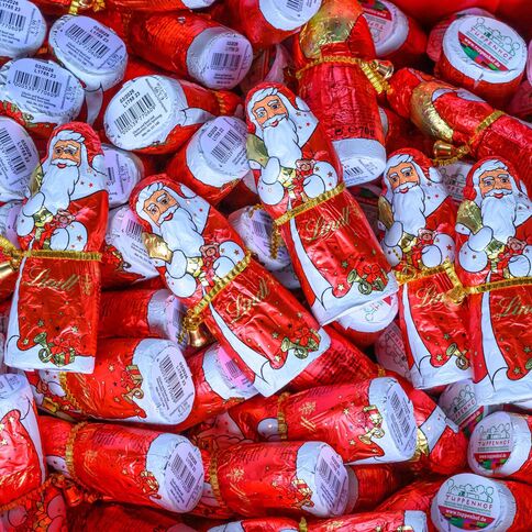 Viele Schoko-Weihnachtsmänner in roter Folie liegen gestapelt, bereit für das Fest in Kaarst am Tuppenhof.