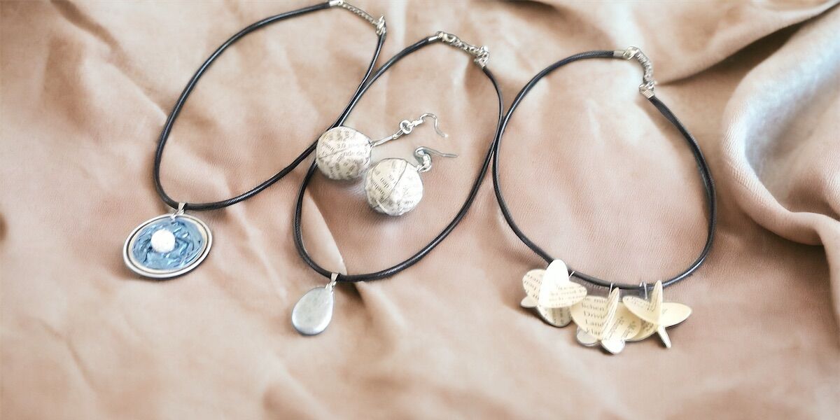 Neuer-Schmuck aus alten Sachen Upcycling  (Eltern-Kind-Aktion für Grundschulkinder) auf dem Tuppenhof; Foto: Michaela Kura