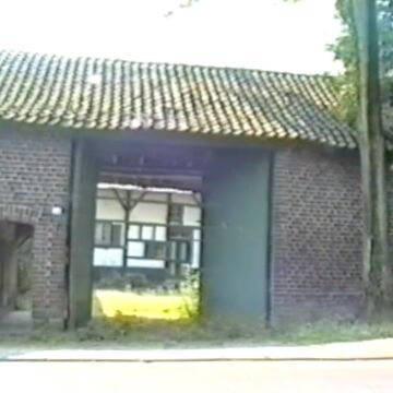 Der Blick von der Straße durch das große Tor