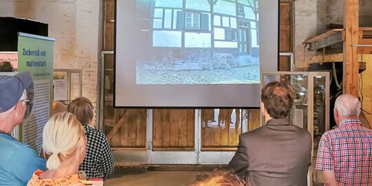 Die Mitglieder des Kulturausschusses besuchten den Tuppenhof und erlebten eine Weltpremiere.