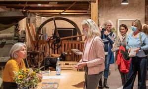 Buchsignierung der Bestseller-Autorin  Foto: Copyright by Klaus Stevens Kaarst