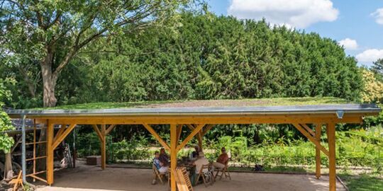 Gabriele Strahl diskutierte mit den Teilnehmer:innen im schönen Ambiente der neuen Remise über Ildiko von Kürthys Buch „Es wird Zeit“; Foto: Klaus Stevens