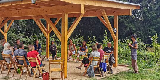 Naturpädagogin Jasmin Khalil zeigte auf dem Tuppenhof Heilkräuter für die Hausapotheke; Foto: (c) Klaus Stevens