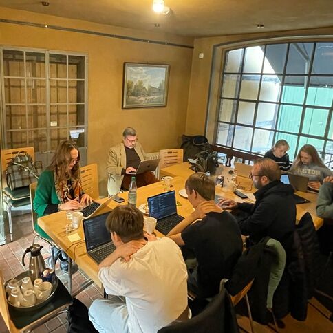 Eine Gruppe von Menschen arbeitet konzentriert an Laptops im Tuppenhof in Kaarst.