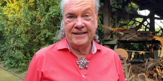 Dieser noch namenlose Hahn ist der neue „Boss“ auf dem Tuppenhof. Ausgebrütet wurde er per Inkubator von einem fünfjährigen Jungen.