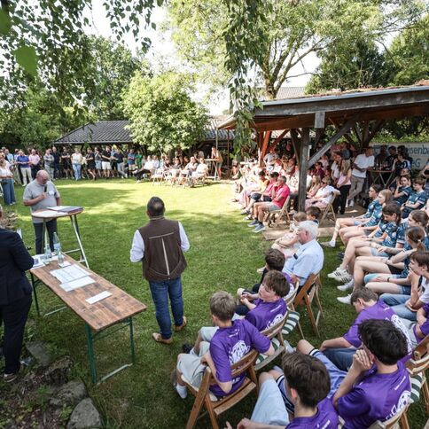 Eine große Versammlung im Tuppenhof, Kaarst, versammelt Zuschauer und Teilnehmer im Freien.