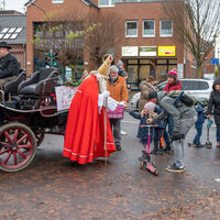 Der Nikolaus vom Tuppenhof kommt auf einer Kutsche zu den Vorster Kindern