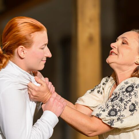 Zwei Frauen in intensiver Konfrontation auf der Bühne des Tuppenhofs in Kaarst.