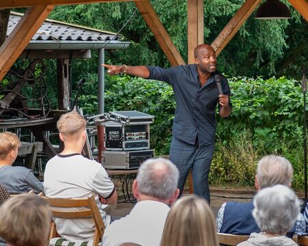 Dave Davis, der zweifache Prix-Pantheon-Gewinner, Comedypreisträger und Träger des Stuttgarter Besens in Gold auf dem Tuppenhof Vorst; Foto: (c) by Klaus Stevens Kaarst