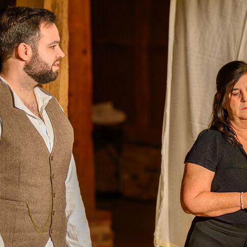 Zwei Personen führen ein Theaterstück bei einer Veranstaltung im Tuppenhof in Kaarst auf.