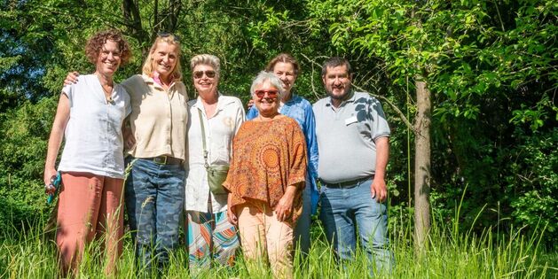 Die Künstler:innen im Bauerngarten
