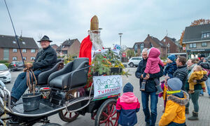 Der Nikolaus besucht in einer Kutsche die Kinder in Vorst; Foto: Klaus Stevens