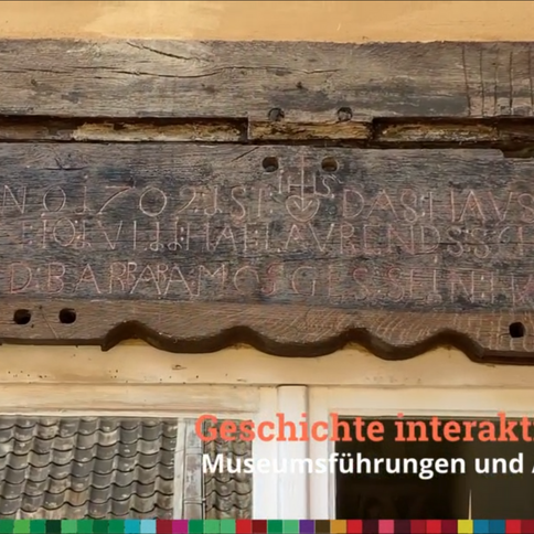 Ein historisches Holzschild im Tuppenhof, Kaarst, mit beeindruckenden Inschriften und kunstvoller Gestaltung.