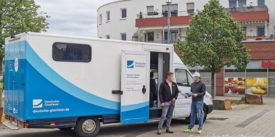 Ab sofort berät die Deutsche Glasfaser wieder vor Ort in Vorst. Standort ist der St.-Eustachius-Platz vor REWE Post.
