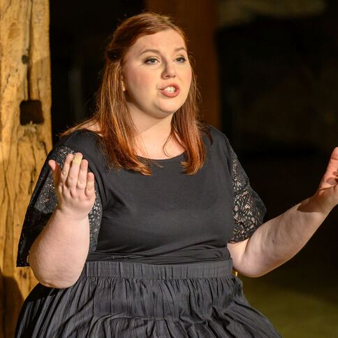 Eine Frau hält eine leidenschaftliche Rede im Tuppenhof in Kaarst vor einem rustikalen Holzbalken.