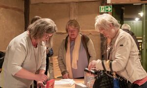 Ausverkauft war zum Lesungsschluss der Büchertisch in der Scheune  Foto: Copyright by Klaus Stevens Kaarst