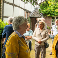 Die Bürgermeisterin Ursula Baum weihte im Beisein der stellvertretenden Vorsitzenden des Kulturausschusses der Stadt Kaarst, Dagmar Treger, die Gedenkstele ein; Foto: (c) Klaus Stevens